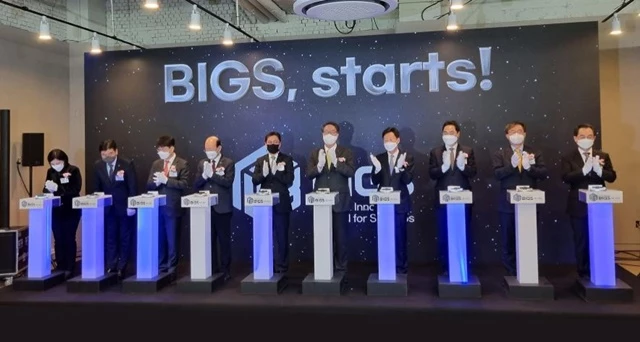 김영갑 기보 이사(오른 쪽에서 두번째)가 부산 민관합동 코워킹 스페이스 개소식에 참석하여 개소 기념 세레모니를 하고 있다. / 사진제공=기보