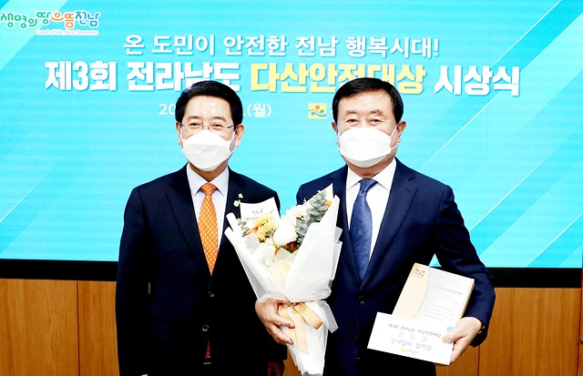 이동진 진도군수(오른쪽)가 김영록 전남도지사와 기념촬영을 하고있다.