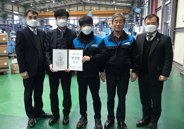 남광일 기술보증기금 본부장(왼쪽)과 민경환 ㈜마이크로케이블 대표이사(가운데)가 관계자들과 함께 기념 촬영을 하고 있다. / 사진제공=기보