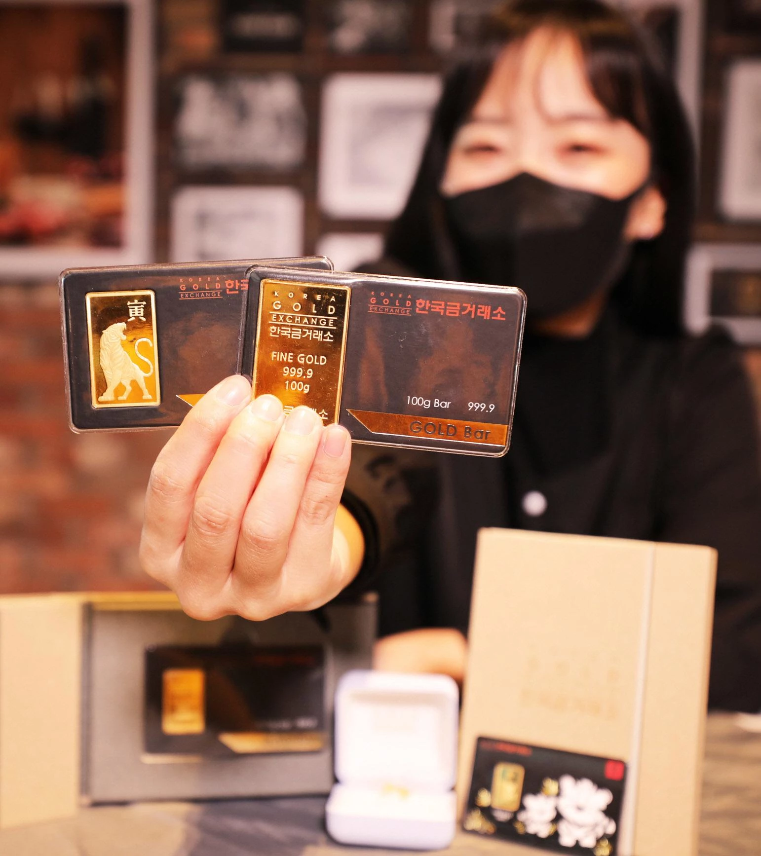 21일까지 이 편의점에 가면 금거래소 시세보다 싸게 나온 골드바 살 수 있다 | 위키트리