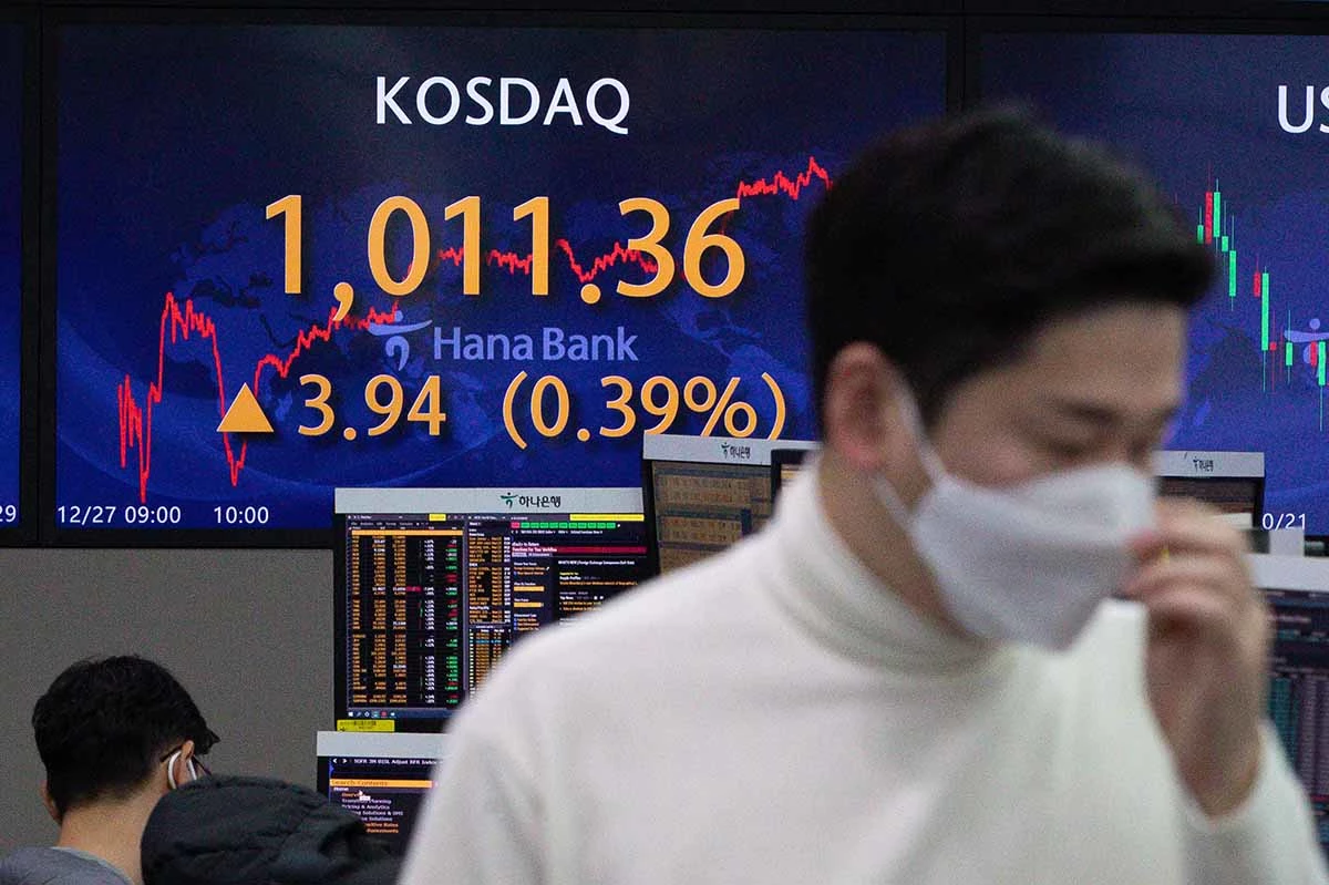 2021년 12월 27일 서울 중구 명동 하나은행 딜링룸 전광판에 코스닥 지수가 전일 대비 3.94p(0.39%) 상승한 1011.36을 나타내고 있다. / 뉴스1