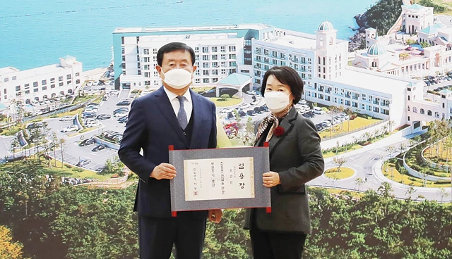 이동진 진도군수(왼쪽)가 윤연화 부군수에게 임용장을 수여하고 기념 촬영을 하고 있다.