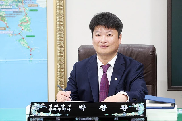 박창환 전남도 제13대 정무부지사가 3일 오전 집무실에서 인수인계서에 서명하고 있다. / 전남도