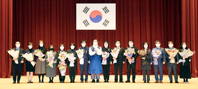 이용섭 광주광역시장이 3일 오전 시청 대회의실에서 열린 2022년 시무식에 참석해 유공 공무원에게 시상을 한 후 기념촬영을 하고 있다./광주광역시 제공