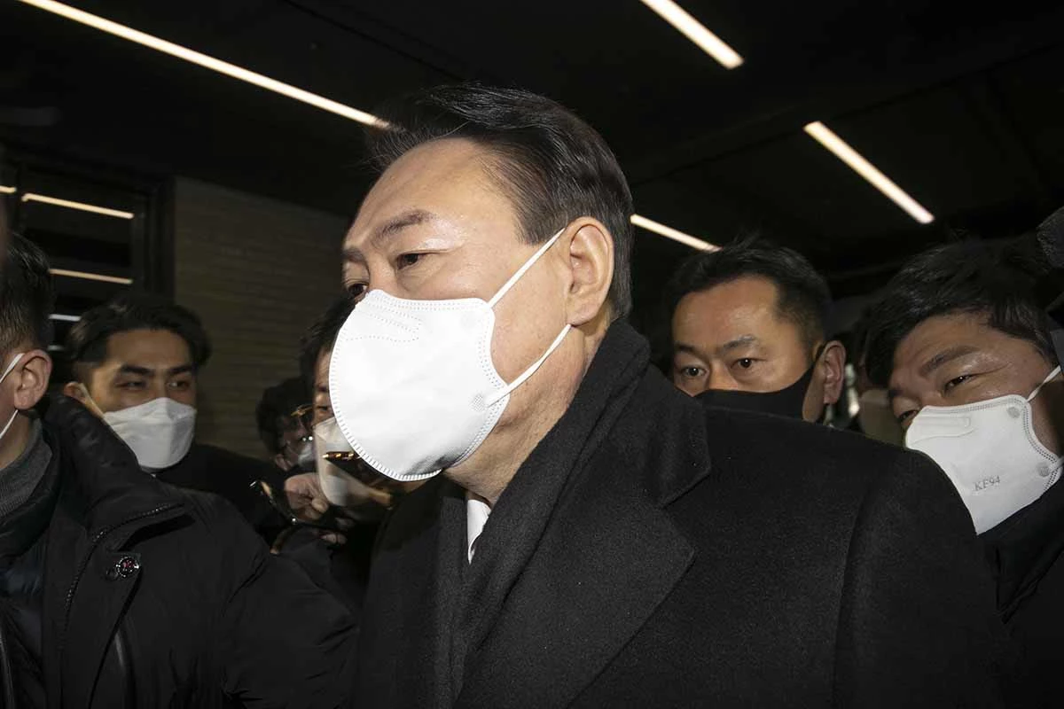 윤석열 국민의힘 대선후보가 3일 오전 갑작스럽게 일정을 취소하고 서울 여의도 국민의힘 당사로 들어서고 있다. / 뉴스1