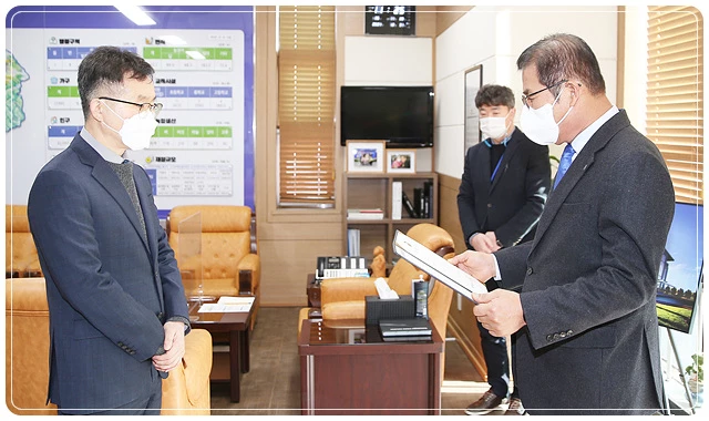 이상익 함평군수가 이병용 부군수에게 임명장을 수여하고있다.