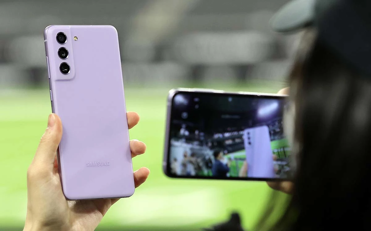 세계 최대 전자·가전·정보기술(IT) 전시회인 CES 2022 개막을 이틀 앞둔 3일(현지시간) 미국 네바다주 라스베이거스 얼리전트 스타디움에서 삼성전자 갤럭시 S21 FE 5G가 공개되고 있다. 갤럭시 S21 FE 5G는 오는 11일 공식 출시되며, 출시 국가는 현지 시장 상황에 따라 결정될 예정이다. / 뉴스1