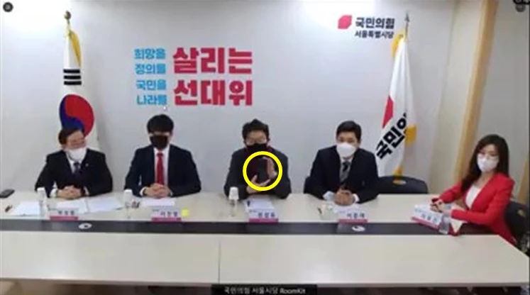 스피커폰을 들고 있는 권성동 의원 / 국민의힘