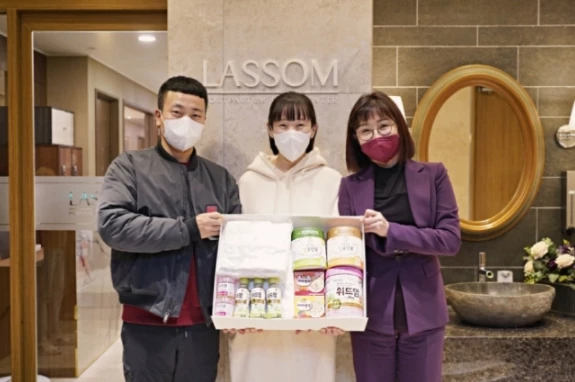김국화(오른쪽) 롯데푸드 육가공·유가공마케팅부문장이 지난달 2일 다섯쌍둥이를 출산한 김진수 대위, 서혜정 대위 부부를 만나 선물 전달 후 기념 촬영을 하고 있다. / 롯데푸드