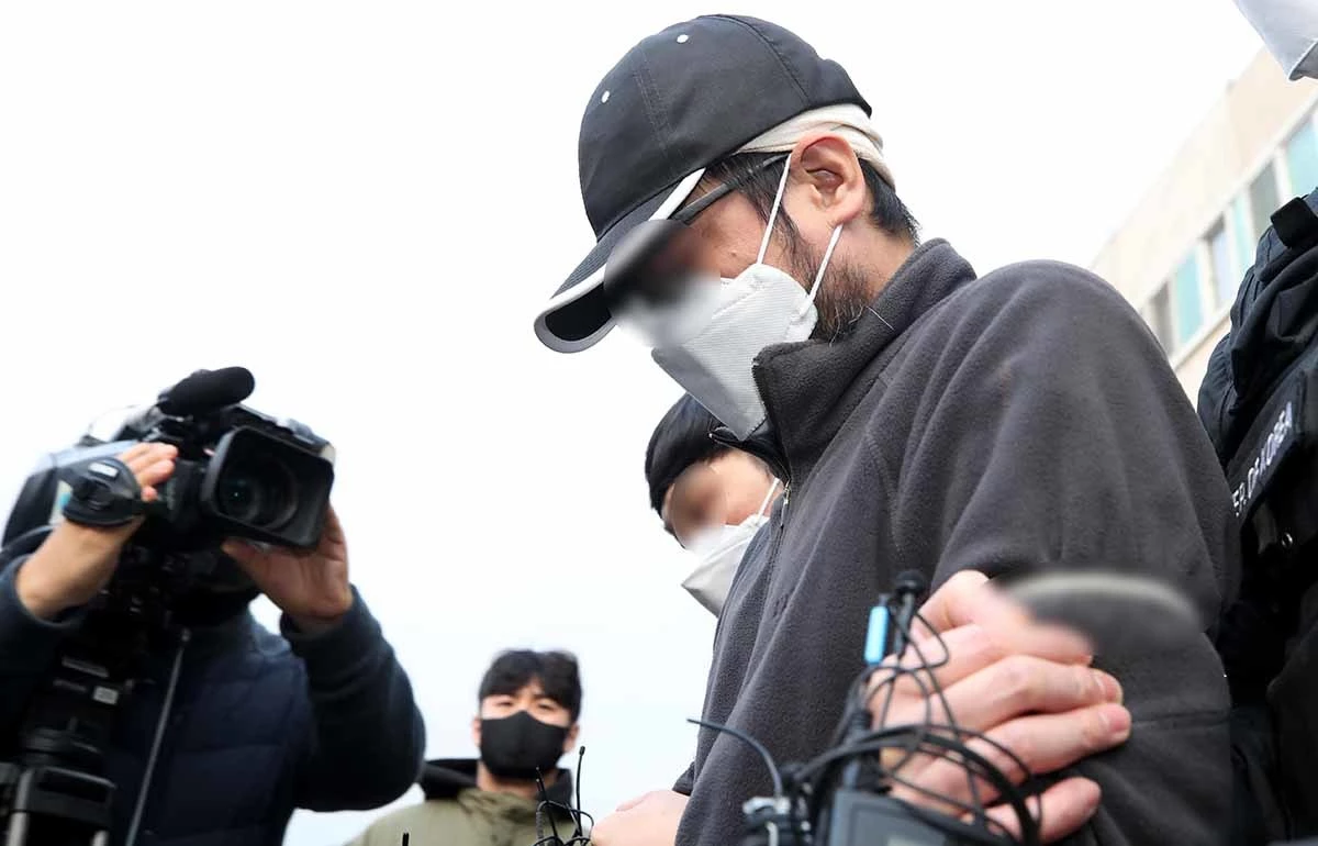 층간 소음으로 갈등을 빚던 이웃 일가족에게 흉기를 휘둘러 구속된 A씨(40대)가 지난달 24일 오전 검찰 송치를 위해 인천 남동경찰서를 나서고 있다. / 뉴스1