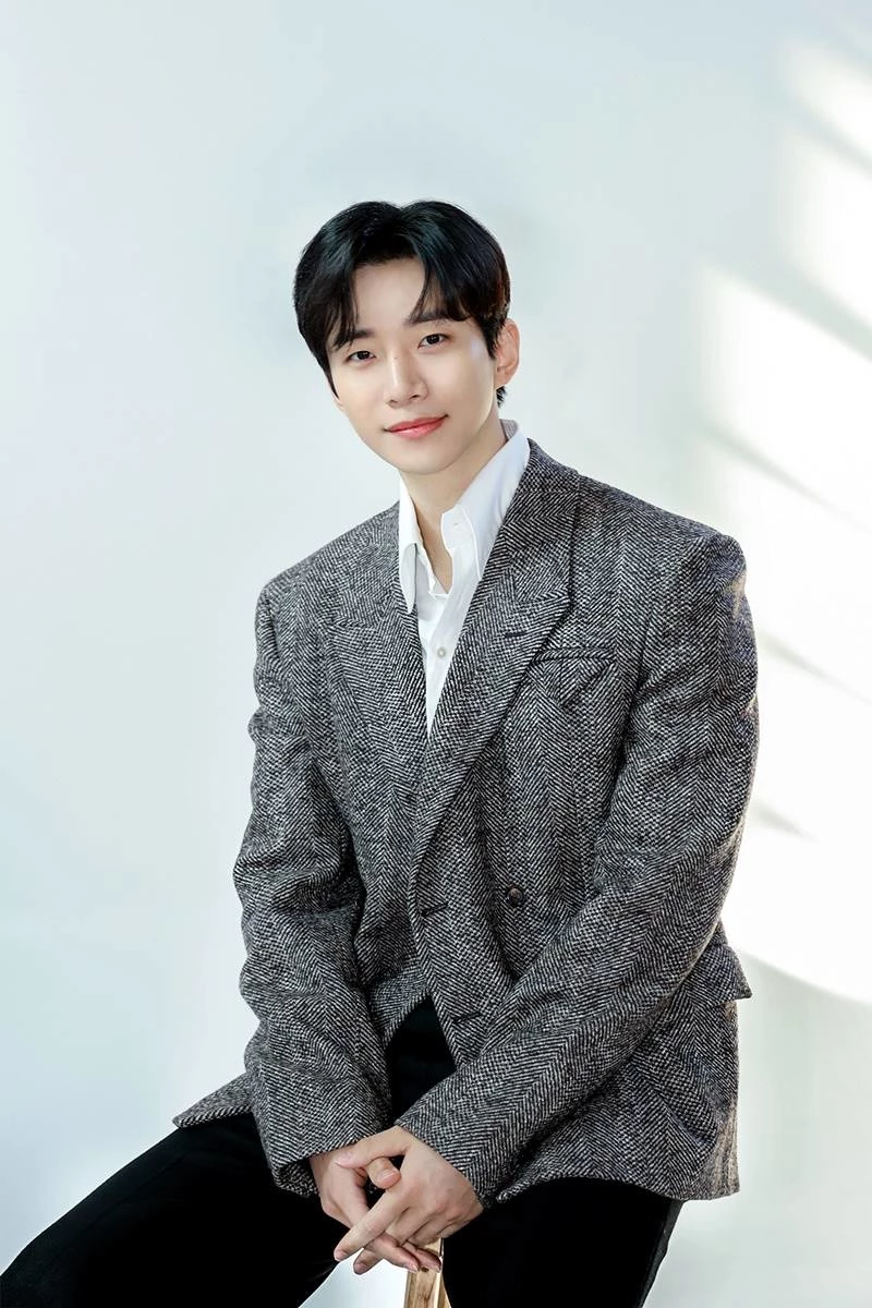 무대 위 이준호 배우의 카리스마 넘치는 모습