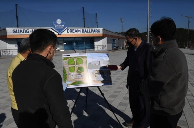 오규석 기장군수는 7일 오후 ‘한국야구 명예의 전당’ 건립 현장을 방문해 그간 추진 현황을 점검했다.       / 사진제공=기장군
