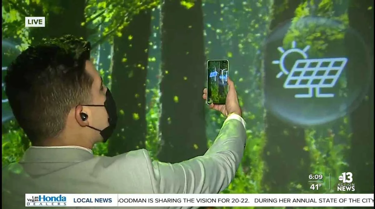 외국인 관람객이  'CES 2022'의 SK관을 방문해 증강현실을 시현해보고 있고 있다. / 미국 ABC 영상 캡처