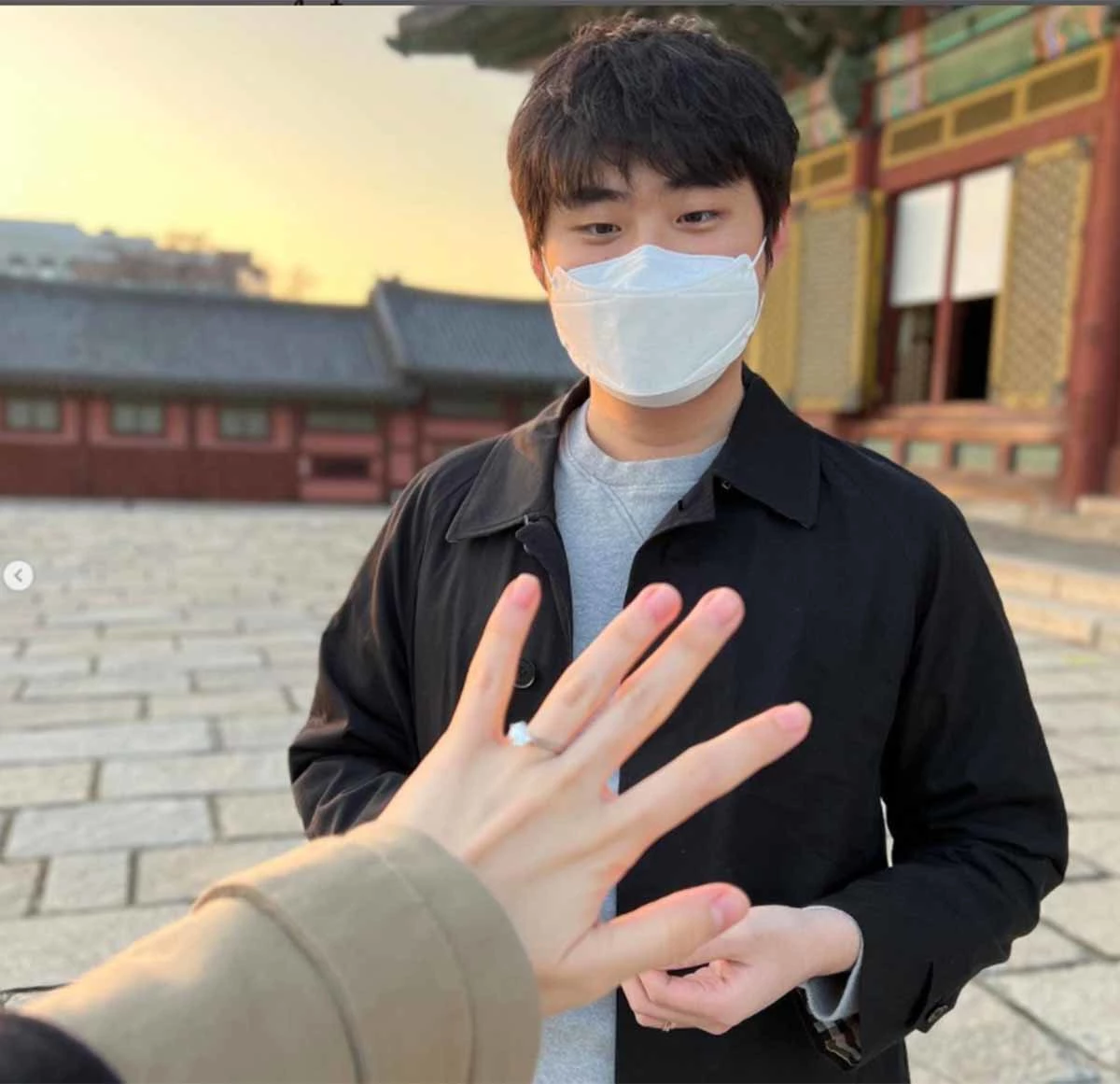 박지선 통역사가 연인인 배준식이 반지를 선물했다는 점을 인스타그램에서 인증했다. / 박지선 통역사 인스타그램