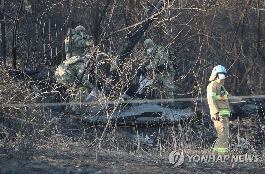 군 관계자들이 추락한 F-5 전투기 잔해를 확인하고 있다 / 이하 연합뉴스