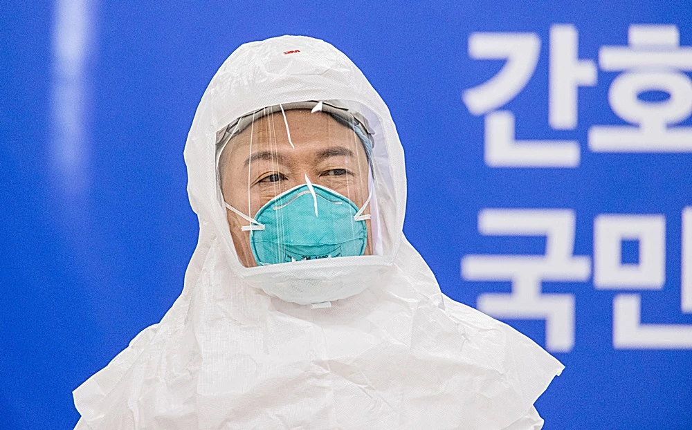 윤석열 대선 후보가 지난 11일 대한간호협회에서 열린 코로나 위기대응 간호사 간담회에서 레벨D방호복을 입고 있다