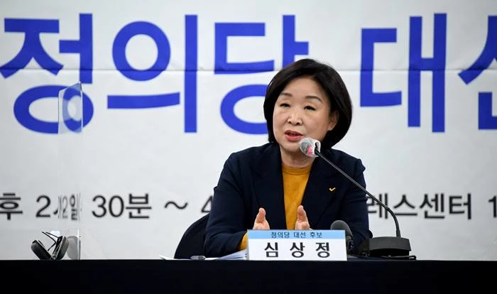 심상정 정의당 대선후보가 12일 서울 중구 프레스센터에서 열린 한국기자협회 초청토론회에서 패널들의 질문에 답하고 있다 / 이하 뉴스1