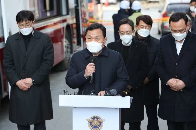 유병규 현대산업개발 대표이사가 12일 오전 광주 서구 화정동 신축 아파트 외벽 붕괴사고 현장 인근에서 사과문을 읽고 있다. / 연합뉴스