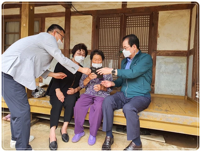 신우철 완도군수가 영상 통화로 부모님 안부를  살피고 있다.