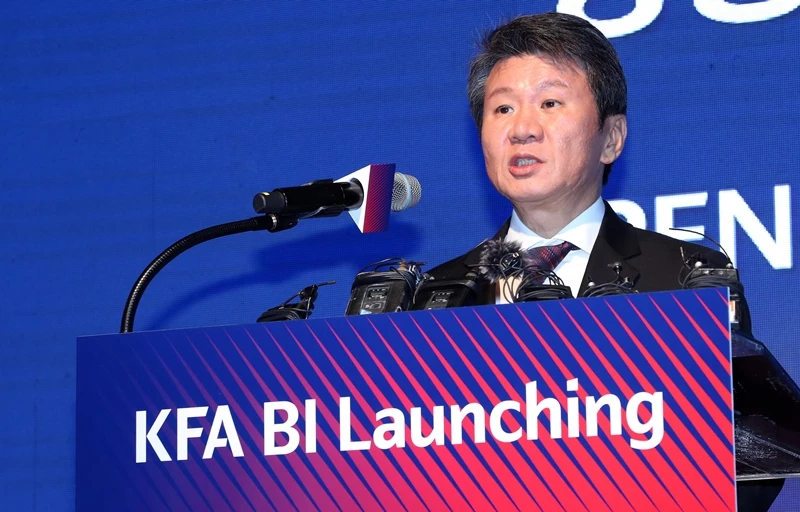 정몽규 대한축구협회 회장이 2020년 2월 5일 서울 종로구 광화문 KT 스퀘어 드림홀에서 열린 KFA 엠블럼 발표 행사에서 인사말을 하고 있다. / 뉴스1