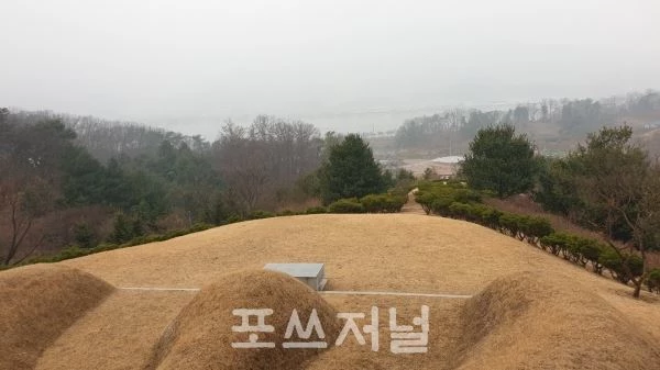 양수리 정몽규 회장의 집 인근에 조성된 고(故) 정세영 명예회장의 묘지. 묘 앞쪽으로 북한강이 흐르고 있는 배산임수의 지형을 갖추고 있다. 하지만 상수원보호구역이어서 불법 묘지다. / 포쓰저널 제공·사진=오경선 기자