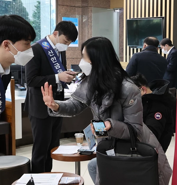 IPO(기업공개) 사상 최대어인 LG에너지솔루션 일반투자자 공모주 청약이 시작된 18일 서울 영등포구 신한금융투자 본사에서 고객들이 청약신청을 하고 있다. /뉴스1