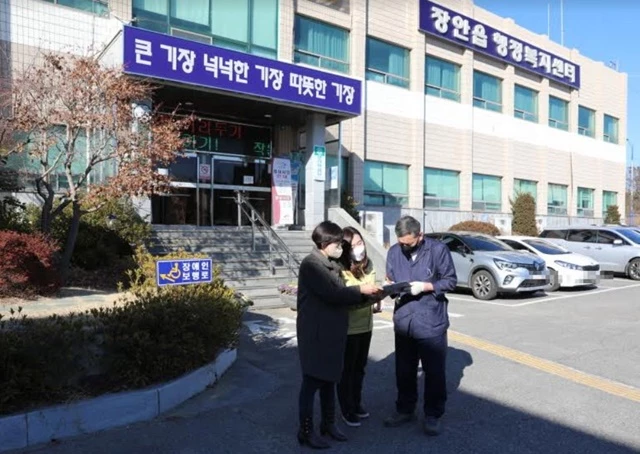 오규석 기장군수는 18일 주민들의 다양한 욕구를 반영하고 행정기능의 환경변화에 적극 대응하기 위해 추진 중인 ‘기장읍·장안읍 행정복지센터’ 신축 사업 현장을 방문해 그간 추진 사항을 점검했다.   / 사진제공=기장군