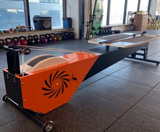 ‘해양스포츠인 카약을 실내에서 즐기고 싶다’며 실내 카약 운동기구 개발에 나서 국산화에 성공하고 창업까지 나선 대학원생이 눈길을 끌고 있다.   / 사진제공=부경대