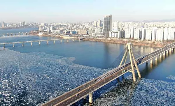 2022년 1월 13일 서울 올림픽대교 인근 한강에 얼음이 얼어 있다. / 뉴스1