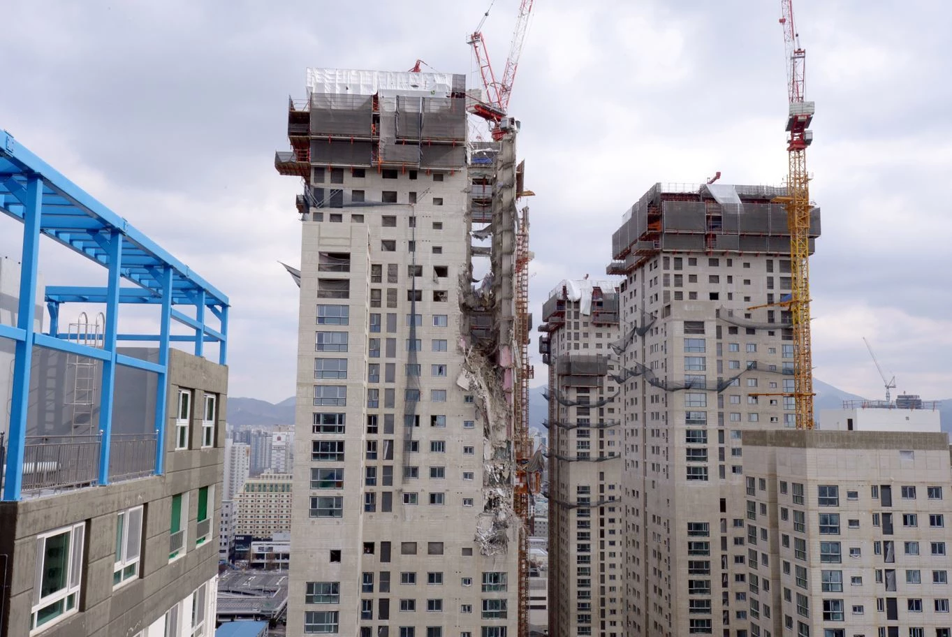 건물 한쪽 면이 붕괴된 아이파크 아파트 / 뉴스1