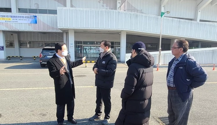 한밭운동장을 찾은 장종태 전 대전서구청장(왼쩍 첫번째) / 자료사진