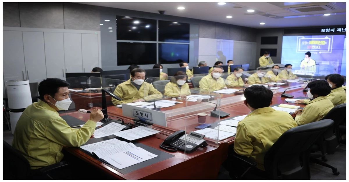경북 포항시 이강덕 시장이 코로나19와 관련 긴급대책회의를 갖고 있다 / 포항시 제공