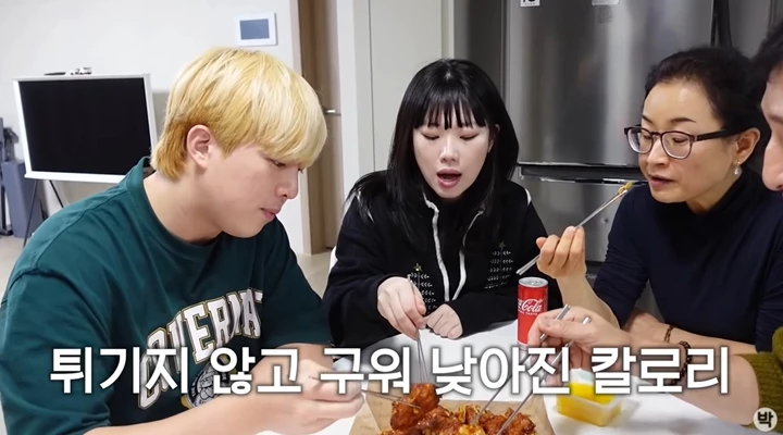 유튜브 채널 '박씨집안' 영상 '하루 동안 치킨으로만 1만 킬로칼로리 챌린지, 몇 마리나 먹어야 할까' 캡처. / 이하 유튜브 채널 '박씨집안'