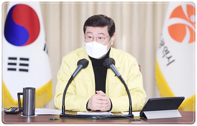 이용섭 광주광역시장이 25일 오전 시청 중회의실에서 열린 화요 간부회의을 주재하고 ‘부실공사 척결 TF팀’ 구성 등을 당부하고 있다./광주광역시 제공