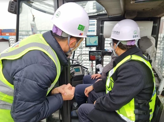 부산항만공사 강준석 사장이 ‘중대재해 처벌등에 관한 법률’ 시행(1월 27일)을 앞두고 연일 안전점검에 나서는 등 현장 중심의 안전관리에 힘쓰고 있다.  / 사진제공=부산항만공사