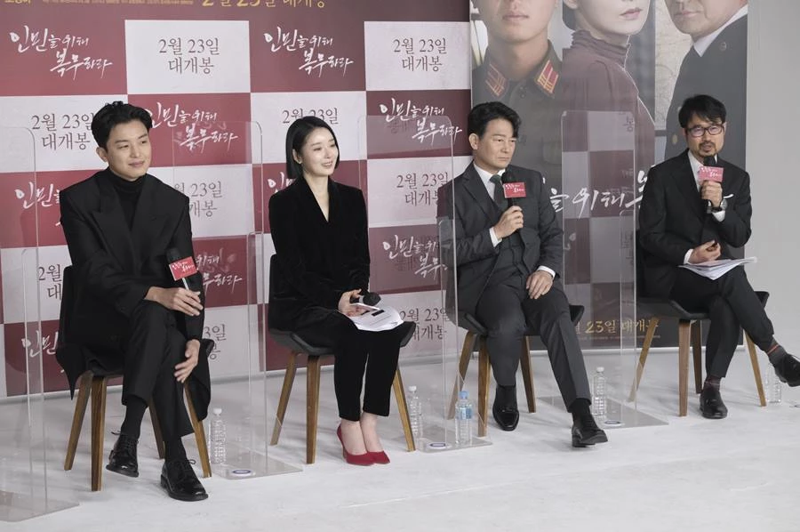 '인민을 위해 복무하라' 제작 보고회에 참석한 배우 연우진, 지안, 조성하, 장철수(왼쪽부터) 감독