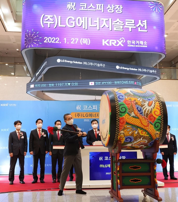 27일 오전 서울 여의도 한국거래소에서 열린 LG에너지솔루션의 코스피 신규상장 기념식에 참석한 권영수 LG에너지솔루션 대표이사가 상장 기념 북을 치고 있다. /뉴스1