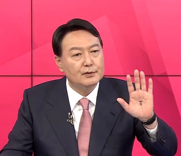 지난해 10월 경선 토론장에 손바닥에 왕(王)자를 쓰고 나온 윤석열 당시 전 검찰총장 / MBN 국민의힘 대선 경선 후보 토론회 캡처