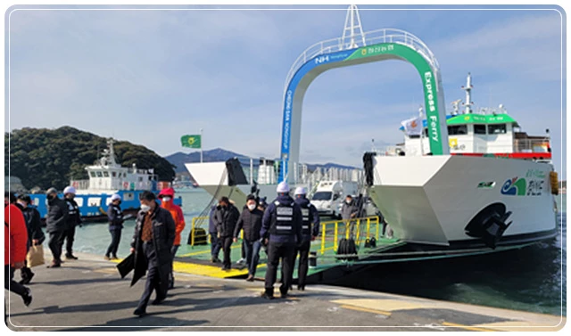 운항관리자들이 완도항에 입항한 슬로시티청산도호(완도/청산)의 여객 및 차량 안전관리을 하고 있다