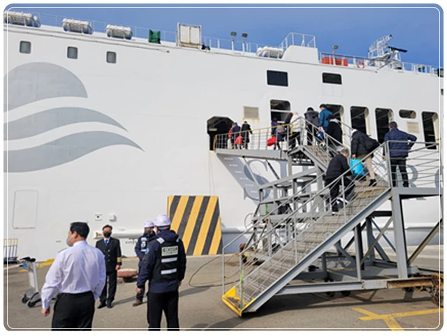 운항관리자 및 선장이 실버클라우드호(완도/제주)에 승선 여객들에게 마스크착용을 계도하는 등 여객선 안전운항관리를 하고 있다.