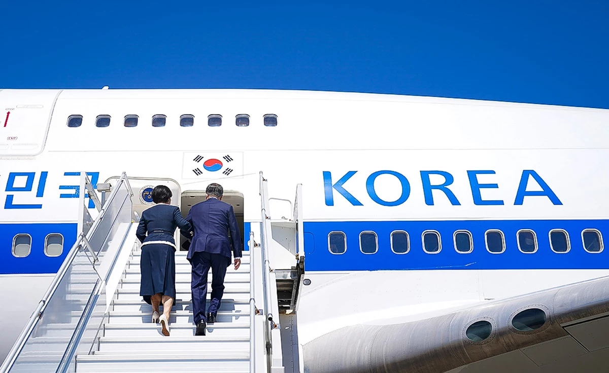 해외 순방을 위해 대통령 전용기에 오르는 문재인 대통령과 김정숙 여사 / 이하 뉴스1