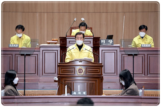 이용섭 광주광역시장이 4일 오전 시의회 본회의장에서 열린 제304회 임시회 제1차 본회의에 참석해 2022년 시정 운영방향을 설명하고 있다./광주광역시 제공