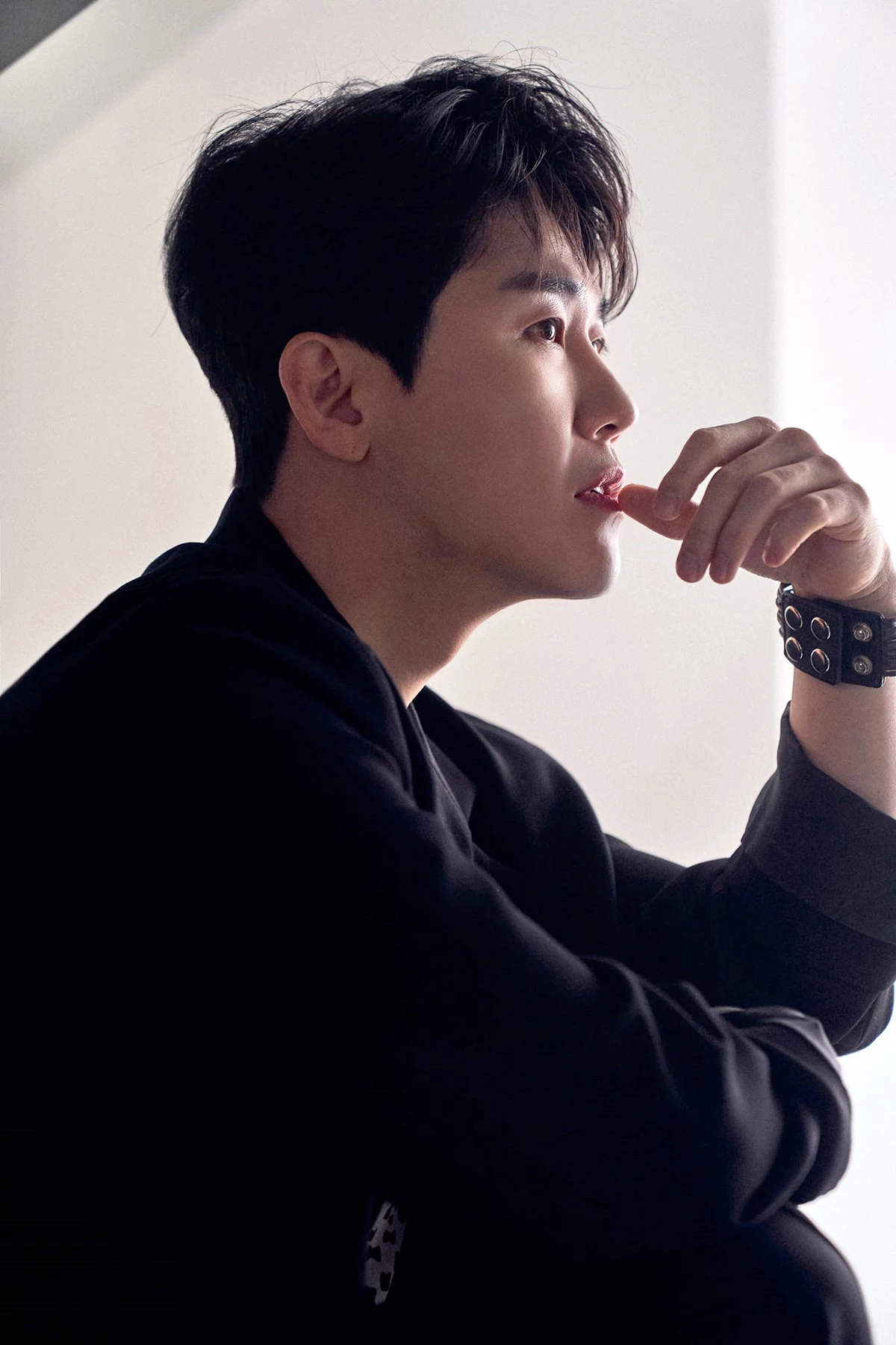 신곡 발표에 앞서 소속사 새롭게 공개한 영탁 사진 / 밀라그로 페이스북