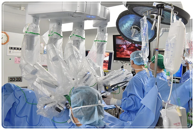 정승일 화순전남대병원 비뇨의학과장이 다빈치 로봇을 이용해 전립선암 수술을 시행하고 있다.