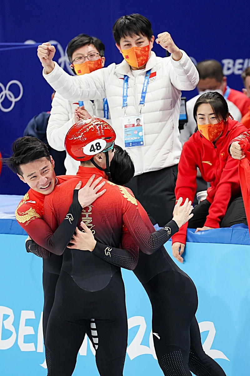 기뻐하는 중국 쇼트트랙 대표팀