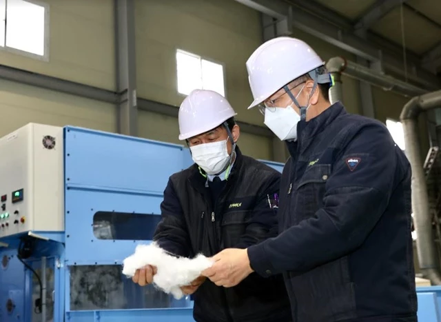 생산현장을 방문한 김종호 기보 이사장(사진오른쪽)과 박순용 (주)디아이티그린 대표(사진왼쪽) / 사진제공=기보
