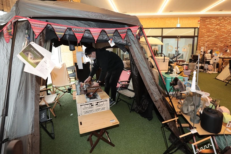 서울 중구 캠핑고래 서울역점에서 관계자가 캠핑용품을 진열하고 있다. / 뉴스1