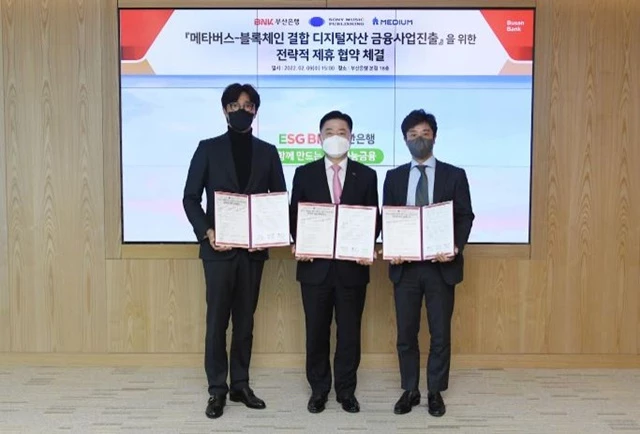 BNK부산은행은 9일(수) 오후, 본점에서 소니뮤직퍼블리싱(한국지사), ㈜미디움과 디지털자산 금융사업 진출을 위한 ‘메타버스-블록체인 전략적 제휴’ 협약식을 실시했다고 밝혔다. (사진 왼쪽부터 주식회사 미디움 김판종 대표이사, BNK부산은행 안감찬 은행장, 소니뮤직퍼블리싱 한국지사 이현훈 대표이사)   / 사진제공=부산은행