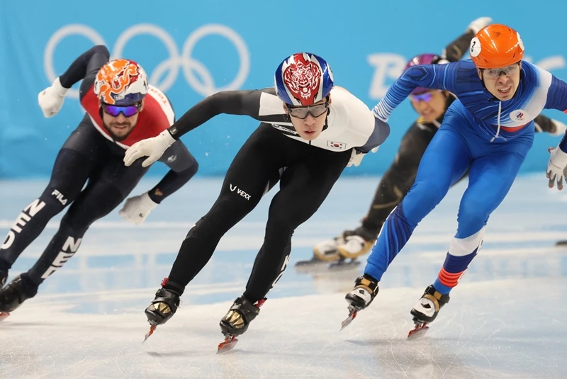 왼쪽부터 뒤부아, 황대헌, 옐리스트라토프