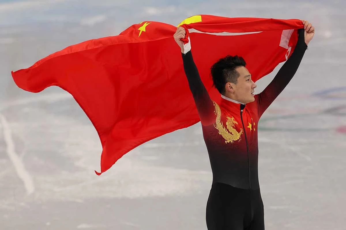 중국 런쯔웨이가 7일 중국 베이징 수도실내체육관에서 열린 2022 베이징 동계올림픽 쇼트트랙 남자 1000m 결승에서 헝가리 리우 샤오린 산도르의 실격으로 금메달을 차지해 기뻐하고 있다. / 뉴스1